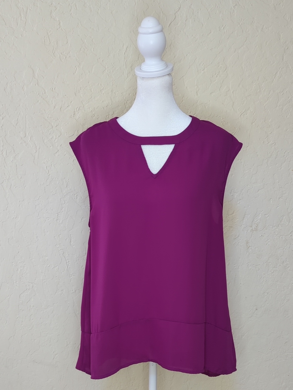 Creative Commune Magenta Sleeveless Keyhole Cutout Blouse Size Medium